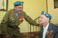 Награда ветерану ВДВ в день юбилея 90-летия ВДВ.