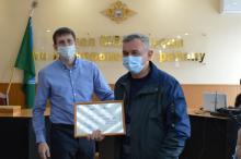 Казаков Апшеронского РКО, являющихся ветеранами МВД, поздравили и вручили им памятные подарки.